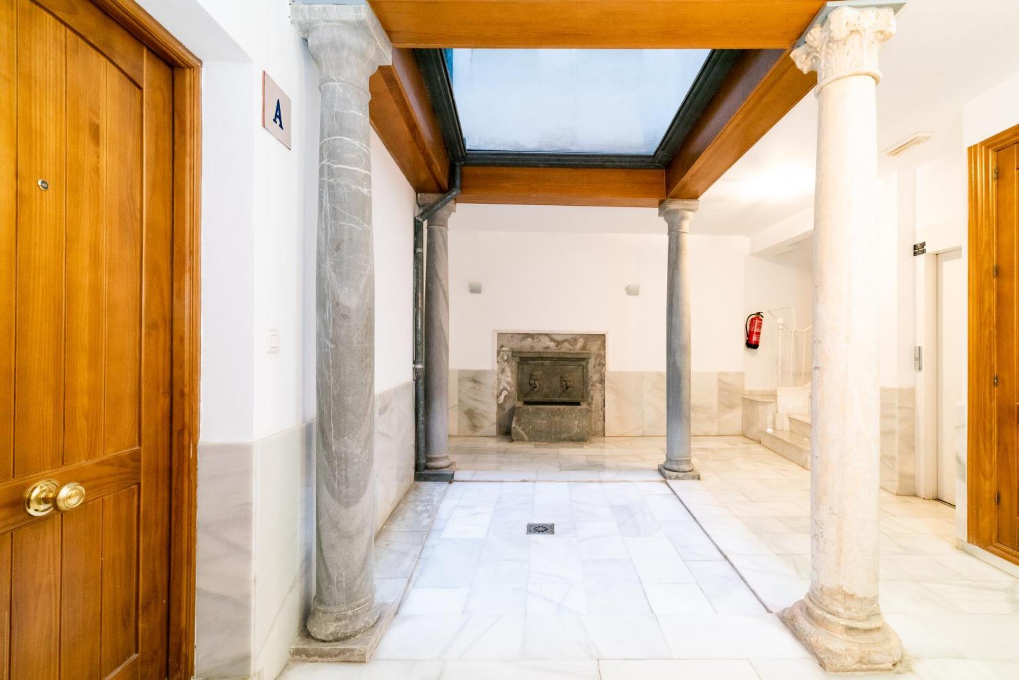 Precioso Piso En Pleno Centro De Junto A Iglesia De San Matias Appartamento